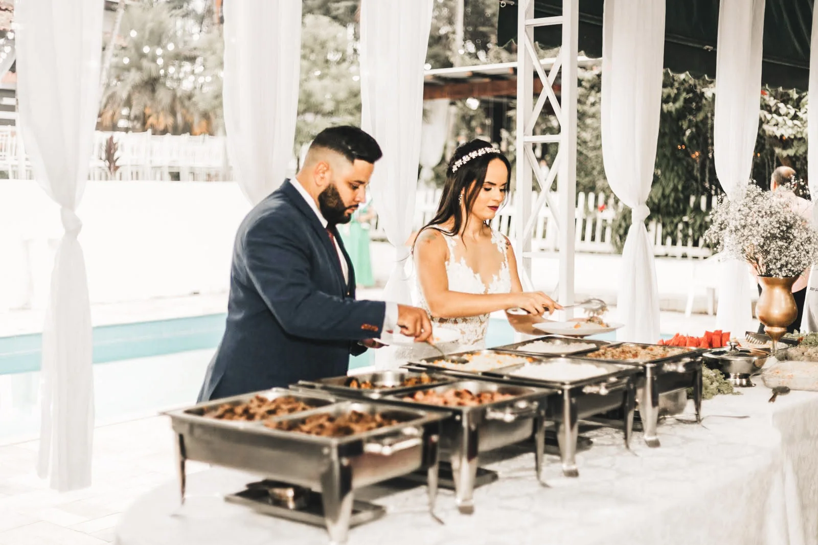 Buffet completo servido em festa no Espaço Lia Coelho, com os noivos se servindo